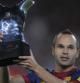 Iniesta ofrece al Camp Nou el trofeo que el jueves recibió como mejor jugador de Europa en la pasada temporada