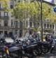Uno de los males endémicos del Passeig de Gràcia es la ocupación de las aceras por parte de las motos, que dificultan el paso de peatones