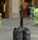 De día. Las basuras sin recoger, tiradas a la vista de todos los visitantes, son una imagen demasiado habitual para el paseo de Gràcia