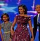 El presidente estadounidense, Barack Obama, se reúne con su esposa, Michelle (i) y sus hijas Sasha y Malia en la clausura de la convención del partido Demócrata