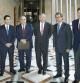 De derecha a izquierda: el conseller de Empresa y Ocupación, Francesc Xavier Mena; el conseller de Territorio y Sostenibilidad, Lluís Recoder; el presidente de la Generalitat de Catalunya, Artur Mas; el presidente de La Caixa, Isidre Fainé; el conseller de Economía y Conocimiento, Andreu Mas-Colell; el principal accionista de Veremonte, Enrique Bañuelos; el secretario de Govern, Germà Gordó y el número dos de Enrique Bañuelos, Xavier Adserà, en el Palau de la Generalitat.