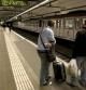 Unos usuarios del metro esperan en la estación de Torres i Bages