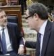 El presidente del Gobierno, Mariano Rajoy, conversa con el diputado de CIU Pere Macias, al inicio de una sesión de control del pleno del Congreso.