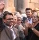 Artur Mas saluda a los ciudadanos congregados en la Plaça Sant Jaume