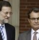 El jefe del Gobierno, Mariano Rajoy, saluda al presidente de la Generalitat, Artur Mas, momentos antes de la reunión mantenida en La Moncloa
