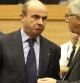 Conversaciones constantes. El ministro de Economía, Luis de Guindos, con el presidente del Eurogrupo, Jean-Claude Juncker, hace diez días en Chipre