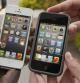 Dos neoyorquinos comparan un iPhone 4, derecha, y un iPhone 5, izquierda, el 21 de septiembre de 2012, el día en el que se puso a la venta el nuevo dispositivo de Apple.