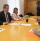 Los tenientes de alcalde Jaume Ciurana, Joaquim Forn y Sònia Recasens, ayer, en plena negociación con Jordi Portabella