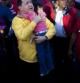 Hugo Chávez abraza a una niña.