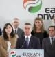 El candidato por el PNV, Iñigo Urkullu (c), durante la presentación en Vitoria del programa electoral económico del partido para las elecciones del 21 de octubre