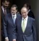 El rey Juan Carlos, junto al presidente del Gobierno, Mariano Rajoy (c), y el príncipe de Asturias se dirigen al exterior del Palacio del Senado para posar con los 19 mandatarios de comunidades y ciudades autónomas, en la foto de familia de la V Conferencia de Presidentes.