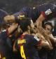 Piña de jugadores del Barça tras el segundo gol de Messi.