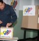 Hugo Chávez ejerce su derecho a voto durante la jornada electoral en Venezuela
