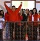 El presidente de Venezuela, Hugo Chávez, desde un balcón del palacio de Miraflores, en Caracas después de ganar las elecciones