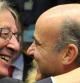 El presidente del Eurogrupo, Jean-Claude Juncker, saluda al ministro de Economía español, Luis de Guindos, antes de la reunión de los ministros de Finanzas de la eurozona en la sede de la Unión Europea en Luxemburgo