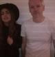 La cantante pop Lady Gaga posa junto al fundador de Wikileaks, Julian Assange, en la Embajada londinense de Ecuador