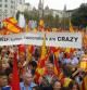 Participantes a la concentración del 12 de octubre en Barcelona aseguran en una pancarta en inglés que "los nacionalistas están locos" entre una marea de banderas españolas y catalanas