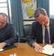 Salmond y Cameron firman el acuerdo.
