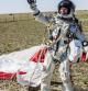 Fotografía cedida por Red Bull Stratos que muestra al austríaco Felix Baumgartner celebrando haber roto la barrera del sonido tras haber saltado desde la estratosfera
