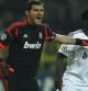 Iker Casillas y Michael Essien durante el partido que perdió el Real Madrid ante el Borussia Dortmund
