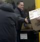 El candidato presidencial republicano, Mitt Romney, participa en una campaña de recogida de alimentos para las víctimas de la tormenta Sandy en el estado clave de Ohio