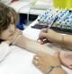 Una niña se somete a una prueba para diagnosticar una alergia