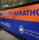 Un operario trabaja colocando las vallas publicitarias para el maratón de Nueva York