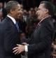 Barack Obama y Mitt Romney sonríen tras concluir el último debate que les enfrentó antes de las elecciones.