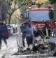Dos policías observan un contenedor quemado por los manifestantes en la jornada de huelga general