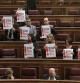 Parlamentarios del PSOE muestran pancartas a favor de la huelga general en el Congreso de los Diputados