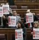 Una decena de diputados del PSOE se han levantado hoy de sus escaños durante la sesión plenaria que se celebra en el Congreso con carteles de UGT en favor de la huelga