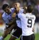 Los jugadores del Valencia Feghouli, Roberto Soldado y Tino Costa celebran el gol conseguido por el francés frente al Bayern