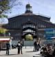 Fachada del mercado, todavía en obras, vista desde el paseo del Born