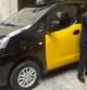 El alcalde de Barcelona, Xavier Trias, posa ante la nueva furgoneta NV200 que se fabrica en Barcelona, y que Nissan ha propuesto como nuevo modelo de taxi para el área metropolitana barcelonesa