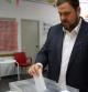 Junqueras, en el momento de depositar su voto.