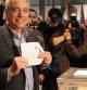 El candidato del PSC, Pere Navarro, deposita su voto en un colegio electoral de Terrassa