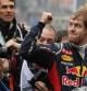 El piloto alemán Sebastian Vettel celebra su tercer título de campeón mundial de Fórmula Uno