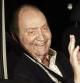 El Rey don Juan Carlos saluda al abandonar el hospital Quirón San José.