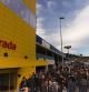 Cientos de personas han hecho cola para la inauguración de Ikea Sabadell
