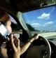 Coger el teléfono móvil mientras conduce un coche, es uno de los malos hábitos al volante