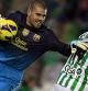 El portero del Barcelona, Víctor Valdés (i), atrapa la pelota ante la presión del centrocampista del Betis, Salva Sevilla (d), durante el partido correspondiente a la decimoquinta jornada de la Liga de Primera División disputado en el estadio Benito Villamarín en Sevilla. EFE/Paco Puentes