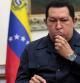 El presidente venezolano, Hugo Chávez, besa un crucifijo durante su comparecencia en la que anuncio el rebrote de su cáncer