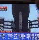Un ciudadano observa el lanzamiento de un cohete de largo alcance Unha-3 por parte de Corea del Norte en Dongchang-ri, en un televisor en Seúl