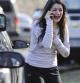 Una mujer espera noticias sobre su hermana, una maestra, tras el tiroteo en una escuela de Connecticut