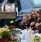 Una madre y sus hijas rezan por los fallecidos en la masacre de Newtown, Connecticut