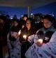 Vecinos de Newtown, en Connecticut, sostienen velas en una vigilia frente a la escuela donde un joven mató a 26 personas y luego a sí mismo