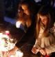 Varias personas se han acercado a encender velas en memoria de las víctimas del tiroteo de Newtown