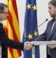 El líder de CiU, Artur Mas, y el presidente de ERC, Oriol Junqueras, escenifican en el Parlament la firma del acuerdo de gobernabilidad y estabilidad parlamentaria en Catalunya