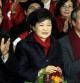 La candidata conservadora Park Geun-hye (c) celebra con sus seguidores en la sede del partido Saenuri en Seúl, Corea del Sur, el 20 de diciembre del 2012. La Comisión Electoral del país ha confirmado la victoria de Geun-hye en los comicios presidenciales celebrados hoy, en los que, con más del 80 por ciento de los votos escrutados, obtenía un apoyo del 51,6 por ciento, según la agencia surcoreana Yonhap.