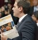 El presidente de Ciutadans, Albert Rivera, muestra una fotografía de Artur Mas rodeado de banderas independentistas durante su intervención en el hemiciclo del Parlament